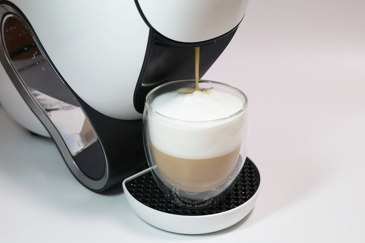 「ホットミルクフォーム」(約60ml)+「ネオ ルンゴ」(120ml)で、「ネオ ルンゴ カフェラテ」が手軽に作れる