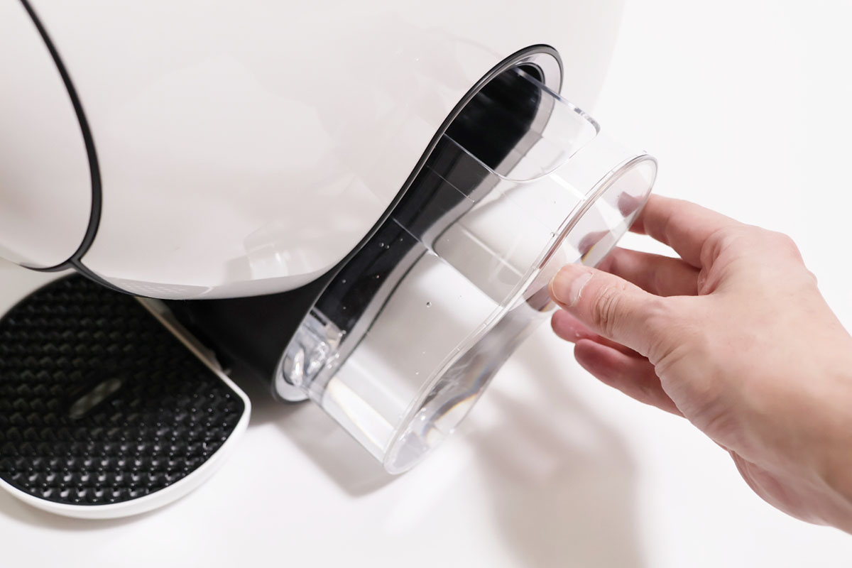 給水タンクに水を注いでセット。給水タンクは押し出す構造ですが最初はどちらの向きに押し出すか迷うことも。また、給水タンクは自立はするものの安定感が心もとなく、水を注ぎにくいのがデメリット