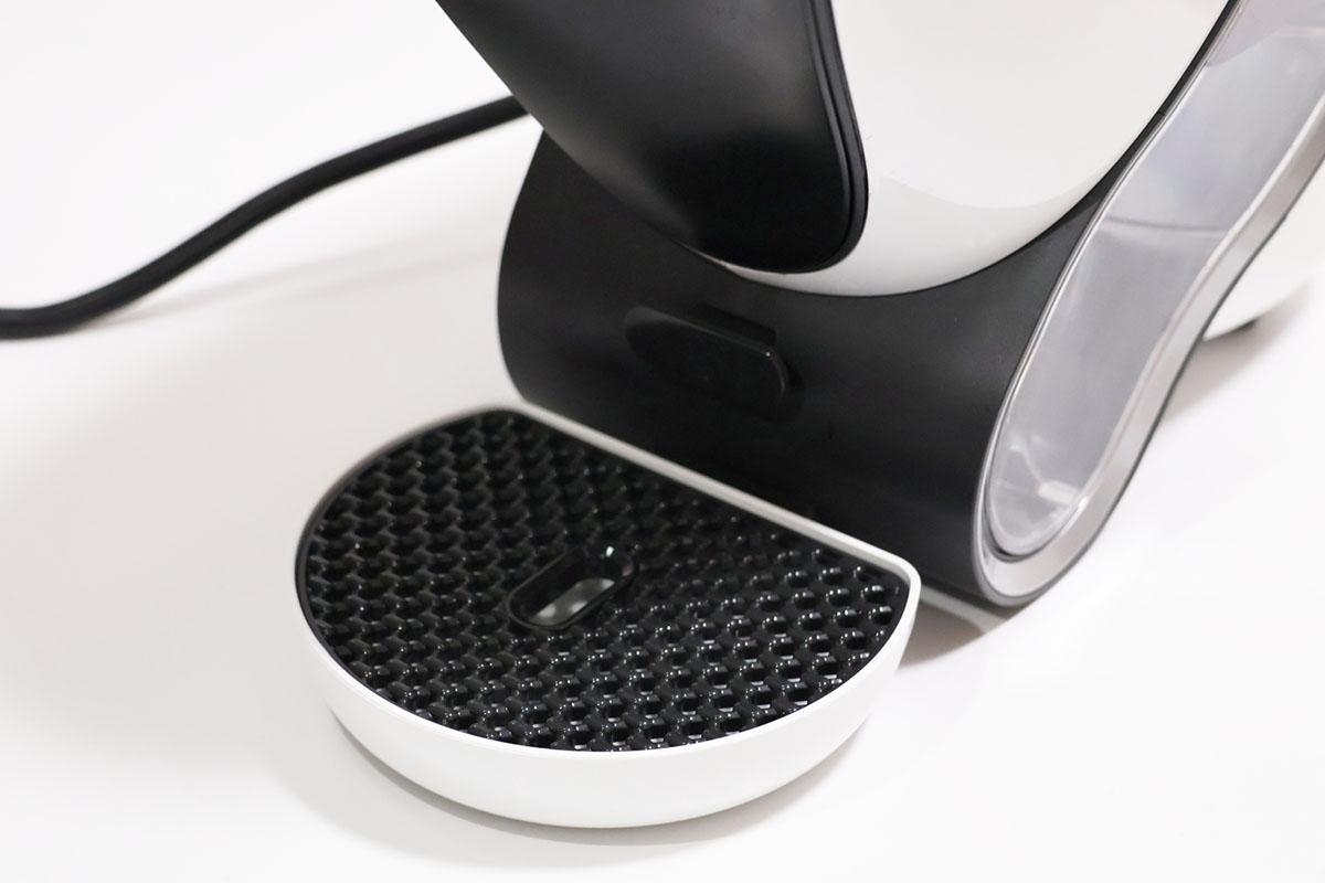 抽出トレイの上にカップをのせる。抽出トレイの高さは3段階で調整可能