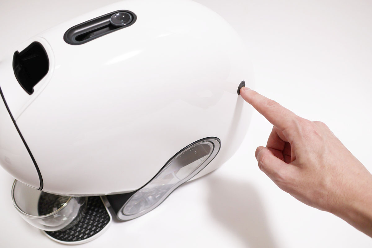 本体側面の電源ボタンを押すと、すぐに起動