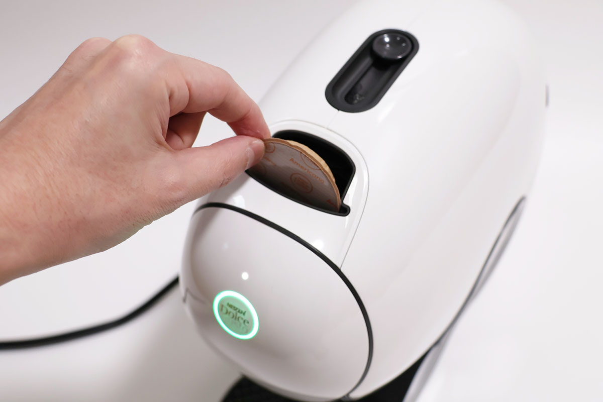 スライダーを動かしてシャッターを開け、ポッドを入れてから閉じます