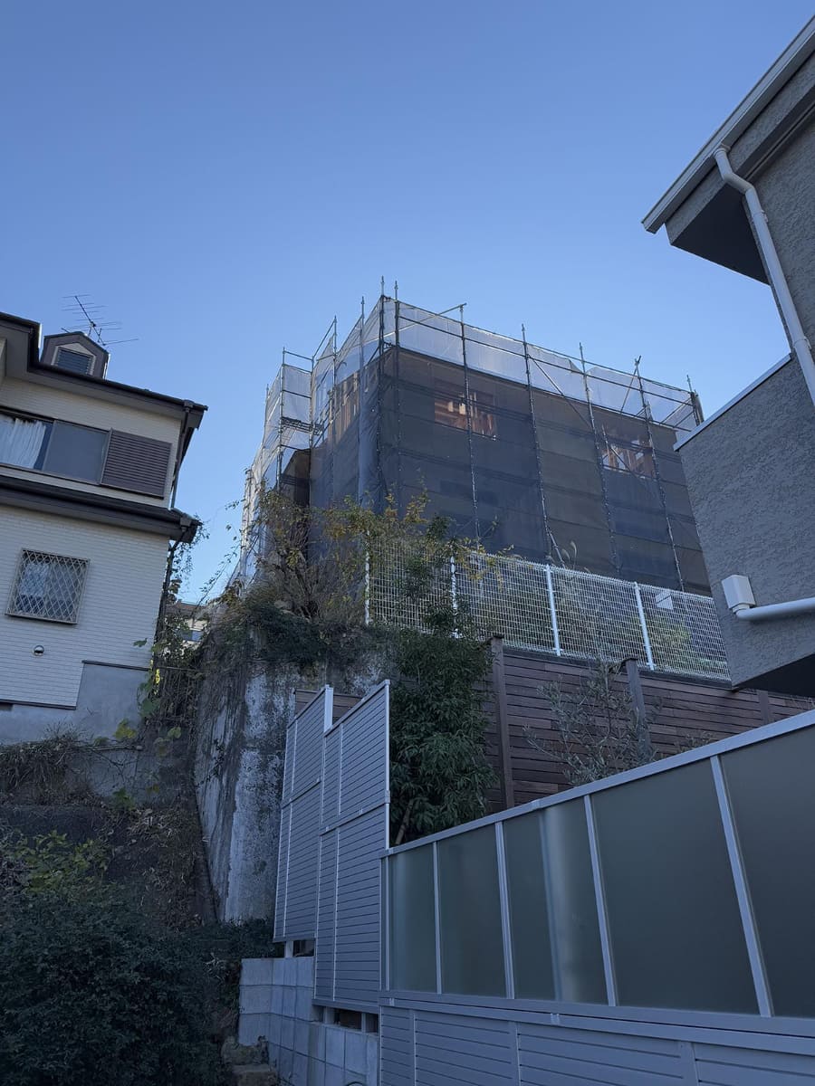 3階建ての建物が南西の位置に建つことに