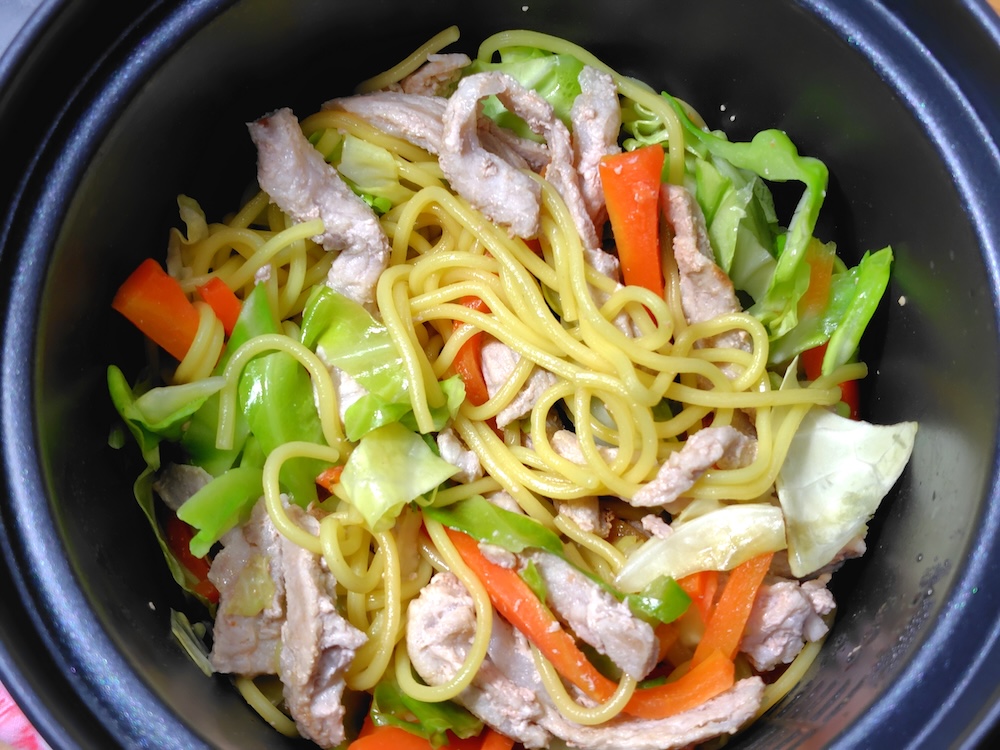 焼きそばも鍋ひとつで手軽に作れる