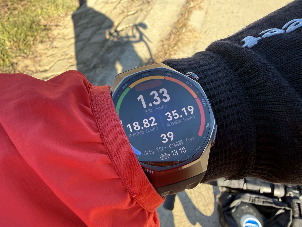 HUAWEI WATCH GT 6 Proを使っている様子。停車中ですが、走行中には速度やシミュレーションやセンサーで導き出されるパワーメーター数値(ワット)やケイデンスが表示されます