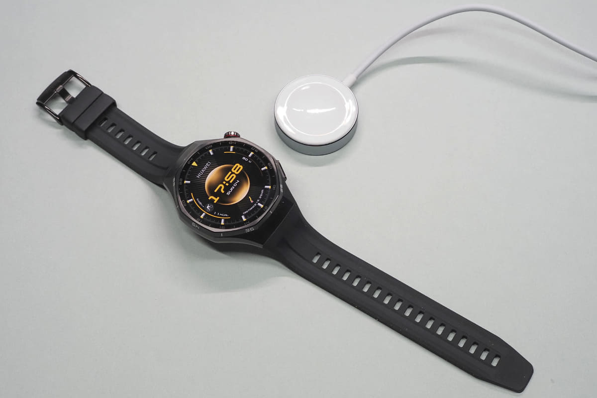 スマートウォッチ本体と付属の専用充電器(USB給電)。充電器はマグネットで吸着するタイプです