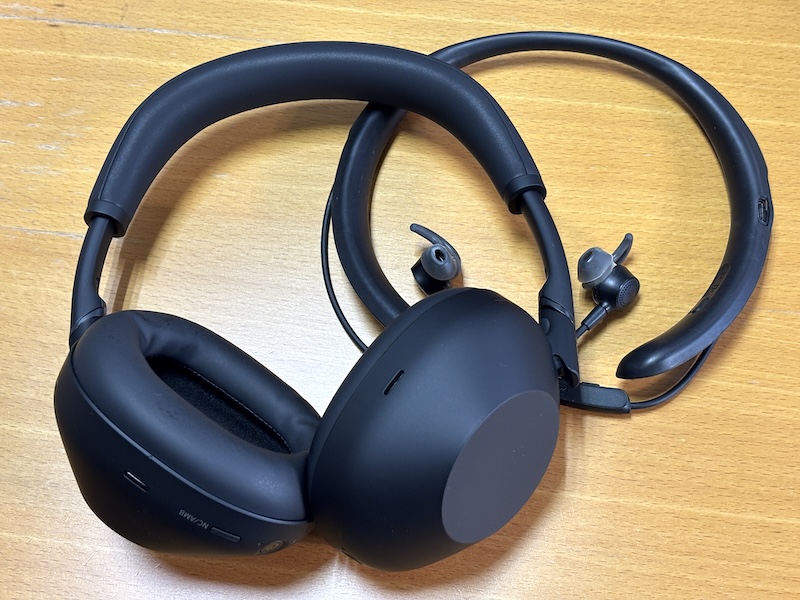 (左)新たに購入したソニー「WH-1000XM6」、(右)これまで使っていたBOSE「QC30」