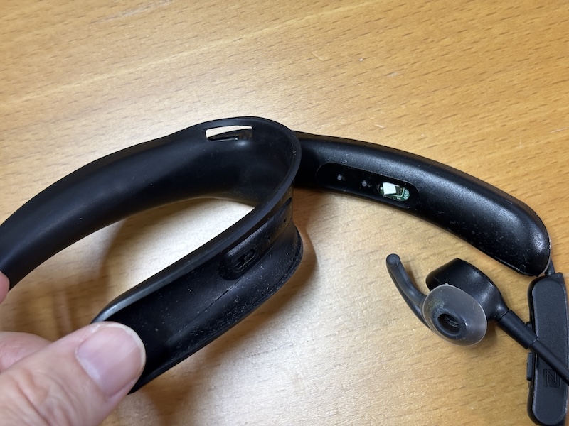 10年選手のQC30は、本体のラバーが剥がれ、電源ボタンが押しにくい状態に。ここまでよく頑張りました。ありがとう