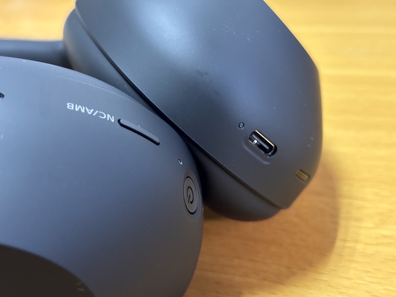 USBがType-Cというだけでもうれしい。6個のマイクとAIビームフォーミングにより、通話品質も向上。ノイキャンはボタンでオンオフが可能。再生・一時停止や曲送り、ボリューム調整は、本体右側のタッチセンサーで行なう