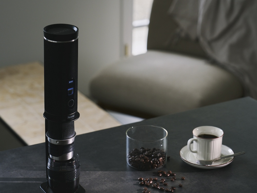 充電式のため、書斎やオフィスはもちろん、キャンプやバーベキューなどのアウトドアシーンでもコーヒーを淹れられる