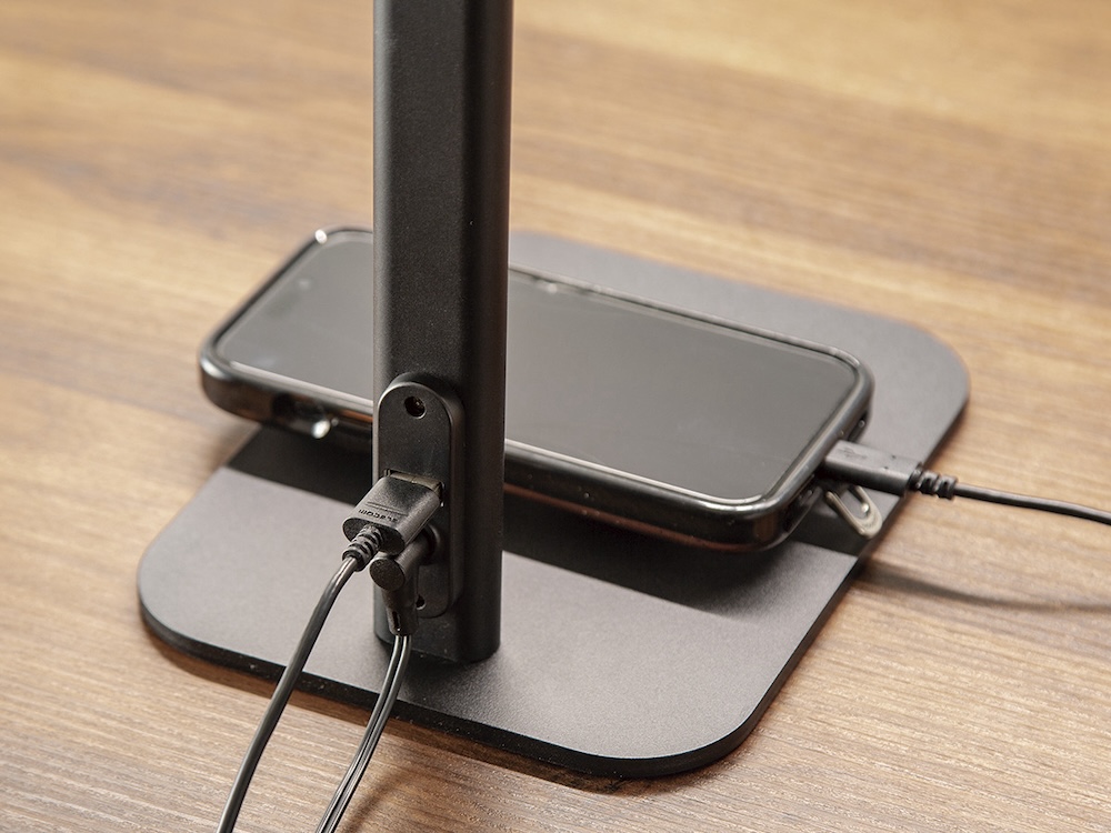 USB Type-Aポートを備えるほか、「DS508QW」はワイヤレス充電にも対応する