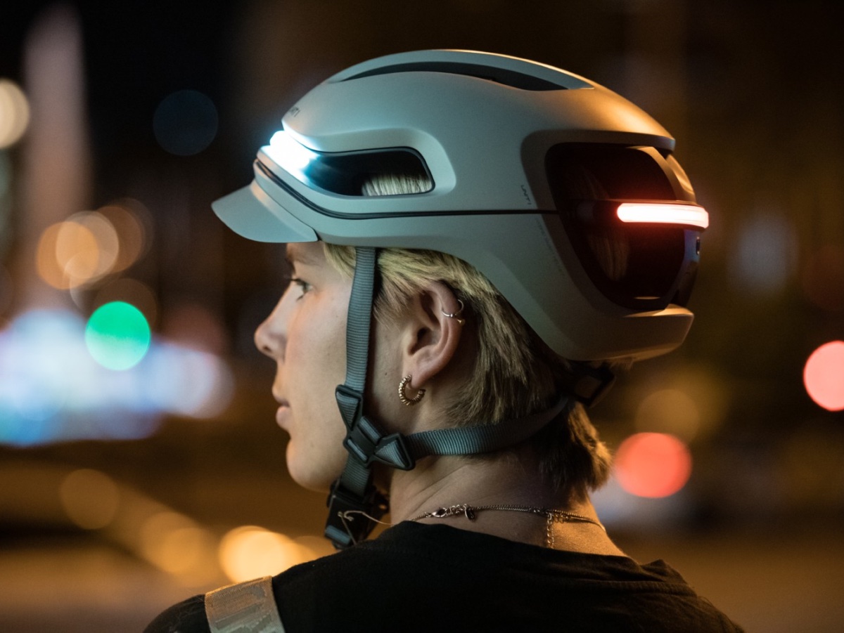 安全性に配慮したLED内蔵型スマートヘルメット