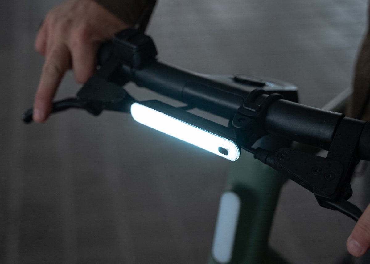 ライトを上下反転させるだけで、白色と赤色に切り替え可能