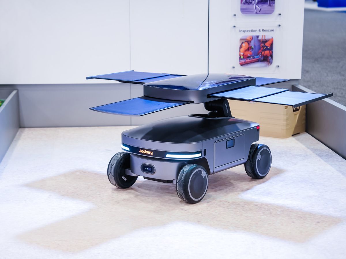 展示ブースのモバイルソーラー発電ロボット「Jackery Solar Mars Bot」