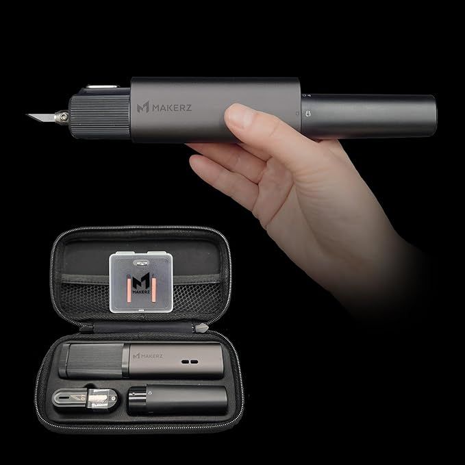 専用ケースの中には替え刃20枚とカッターホルダーを同梱