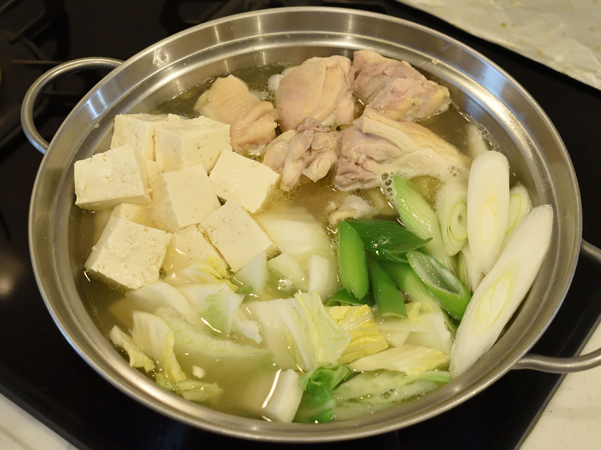 大根おろしをのせる前に具材に火を通します