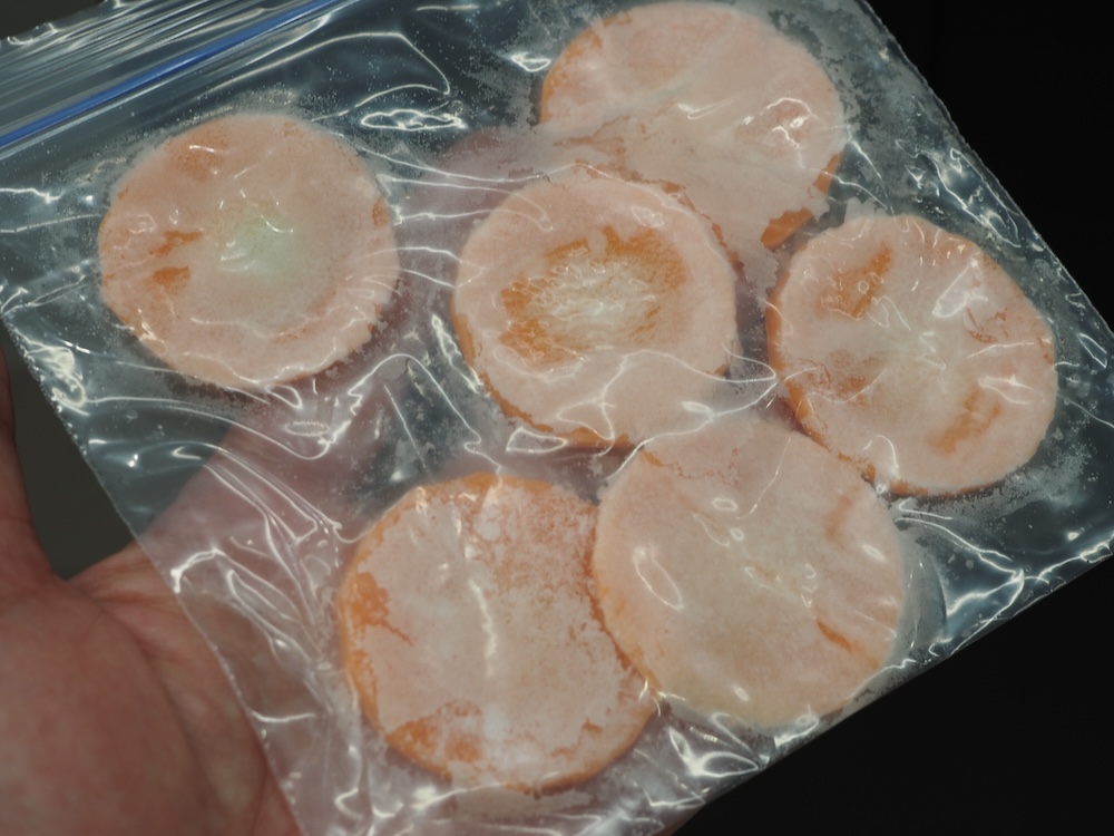 ざく切りにしたニンジンも、軽い力でパリパリと砕くことができた