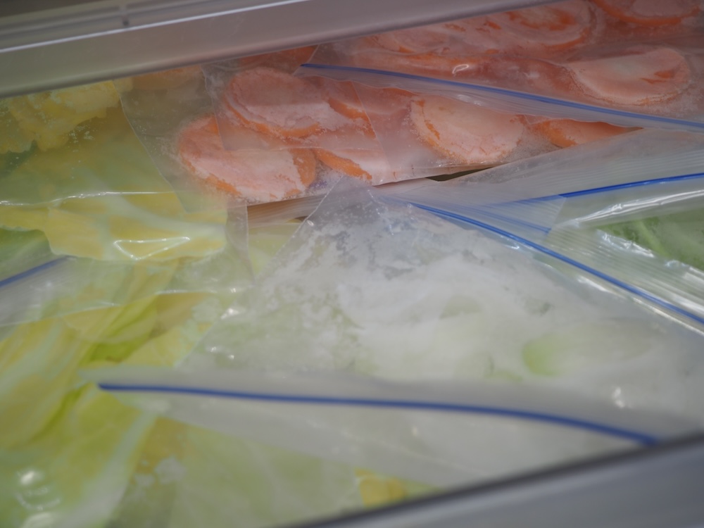 「できちゃうV冷凍+」で冷やした野菜。キャベツなどの葉物野菜だけでなく、ニンジンやピーマンなども砕くことができるようになった