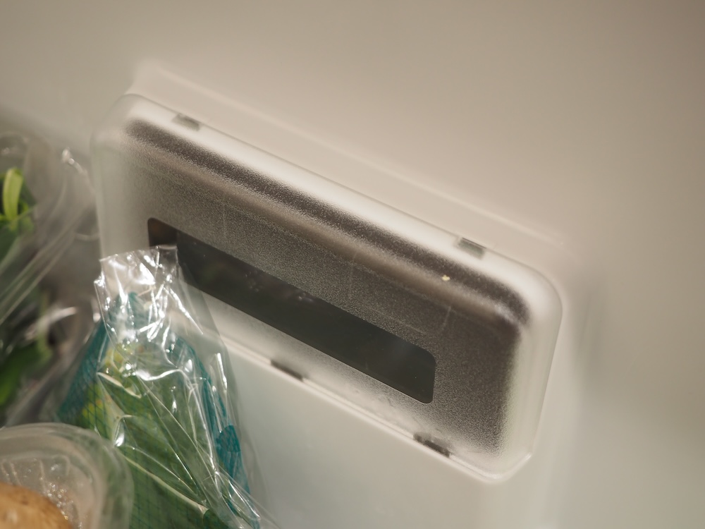 野菜室の奥に配置された赤・緑・青の3色LEDを、ドアが閉まっている間に照射し、ビタミンCを増やす「朝どれ野菜室」も搭載されている