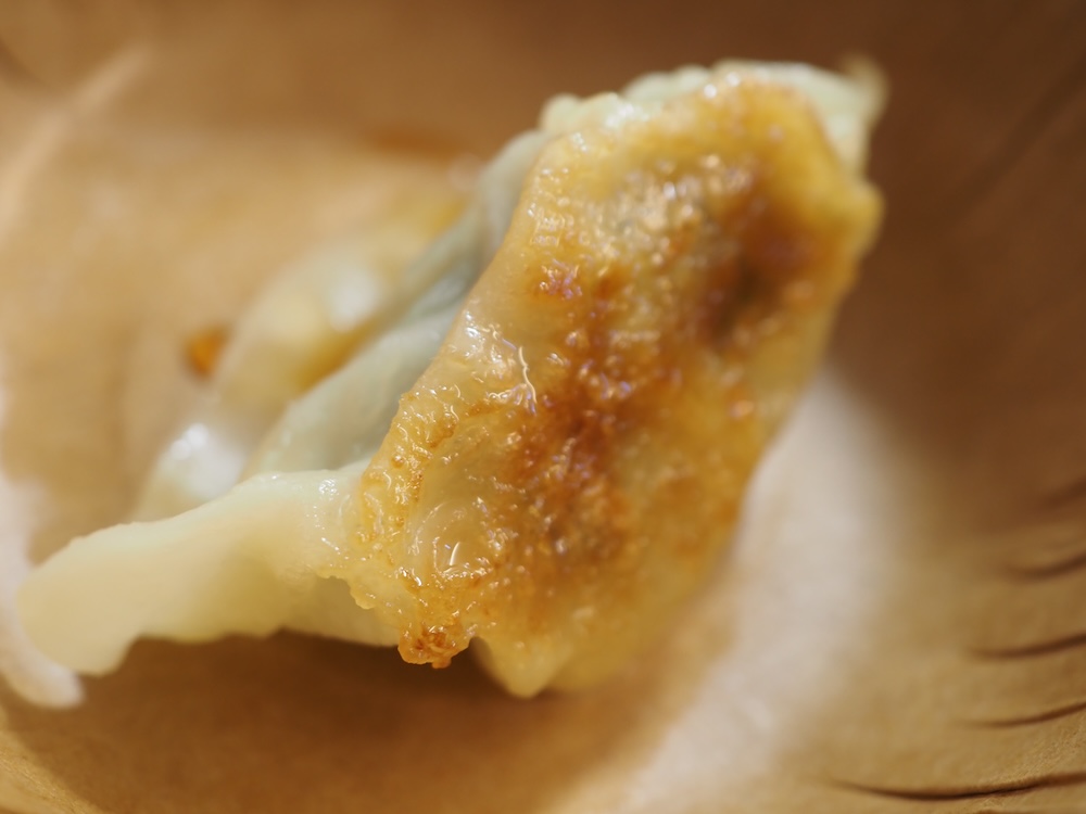 外はカリッと、中は肉汁たっぷりの餃子