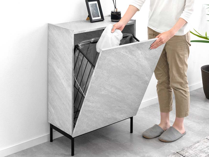 前面が片手で簡単に開閉できるフラップ式