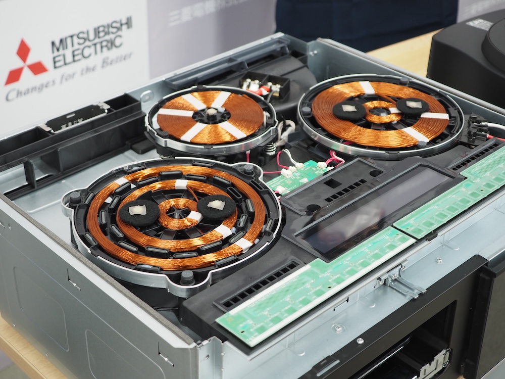 写真の左のコイルが、最新の「分割フレームコイル」