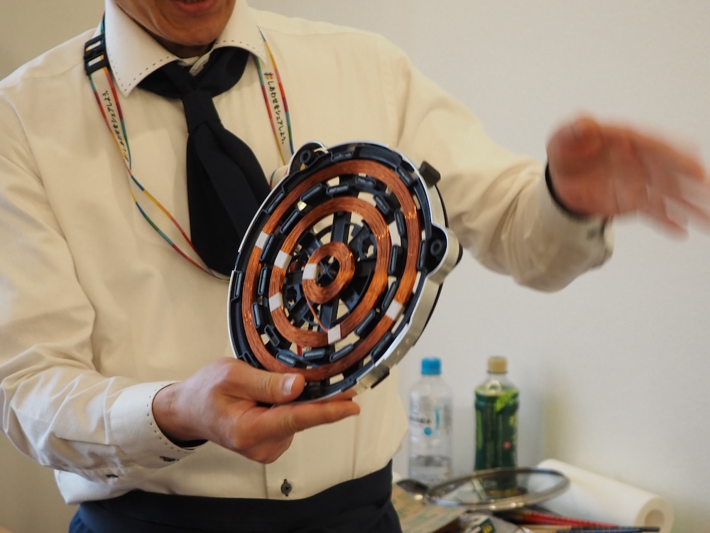 分割したコイルの内側・外側の加熱にメリハリをつけることで、鍋の中に対流をおこし、かき混ぜ効果で調理をアシストする