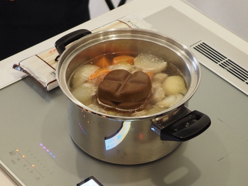 カレーの実演調理では、人がかき混ぜることなくカレーを完成させていた