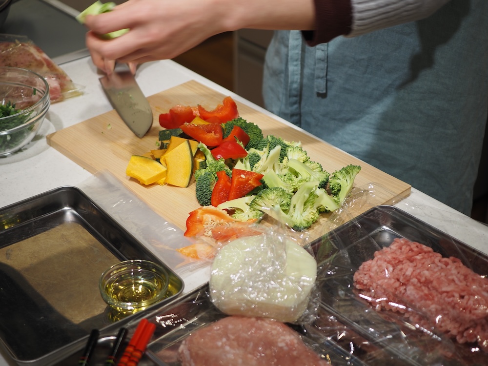 ブロッコリーなどを一口大にカットしていく