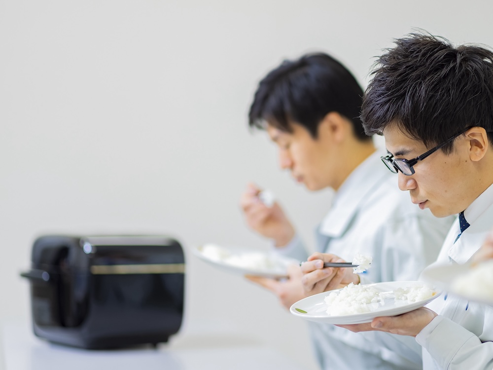 炊飯ジャーの開発過程の炊飯試験で炊いたごはんを原料にして作っている