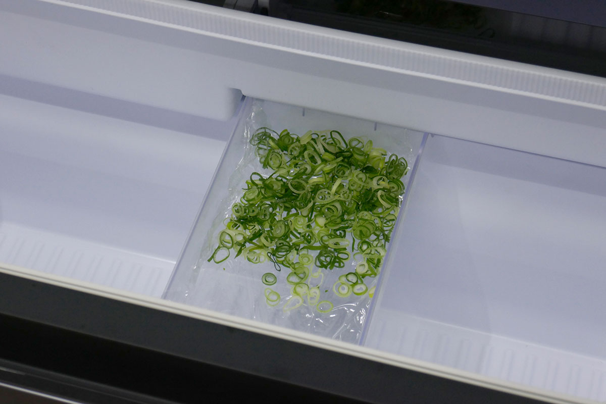 パラパラ冷凍モードはトレーに食材をのせて凍らせる