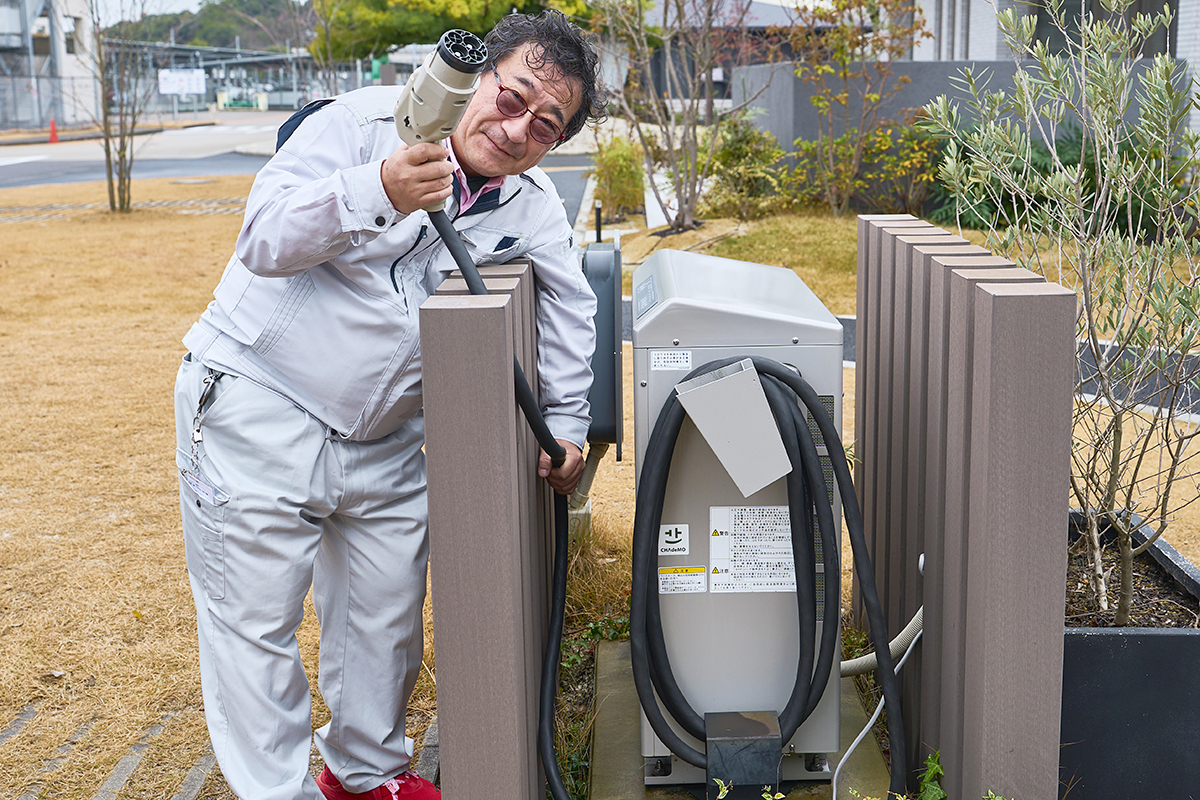 V2Hスタンドから電気自動車のbZ4Xに接続して、クルマと家がつながる