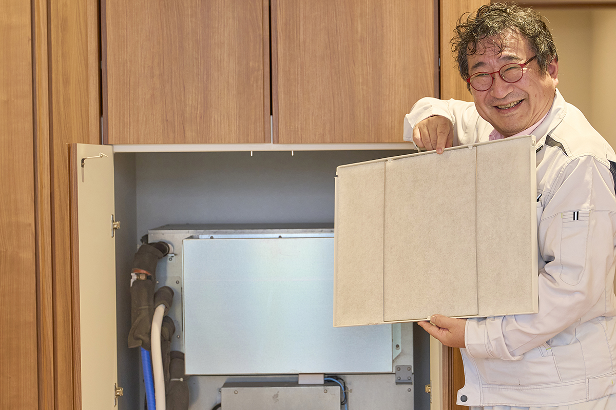 室内の空気は、普段見えない場所にある奥の設備を通って循環。筆者が手にしているフィルターを一定期間で掃除すれば、キレイで快適な空気が保てるわけです
