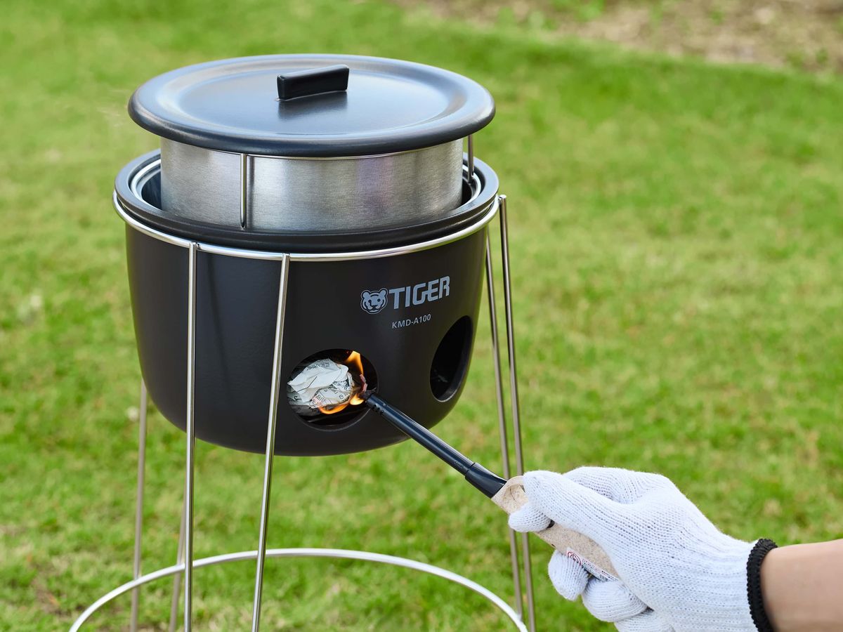 スタンドを使うと、足場が悪い野外でも安定して使える