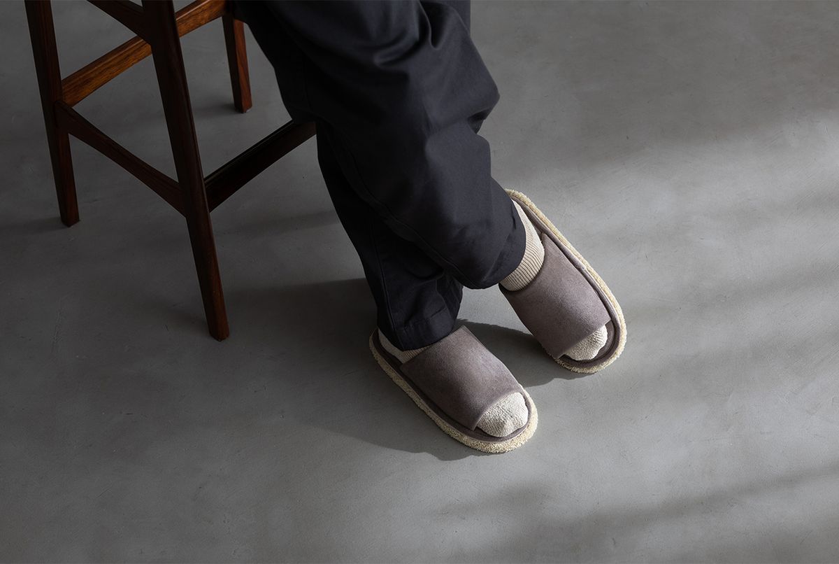 「激落ちくん」と±0がコラボレーションアイテムを発売。写真は「激落ちくんおそうじスリッパM」