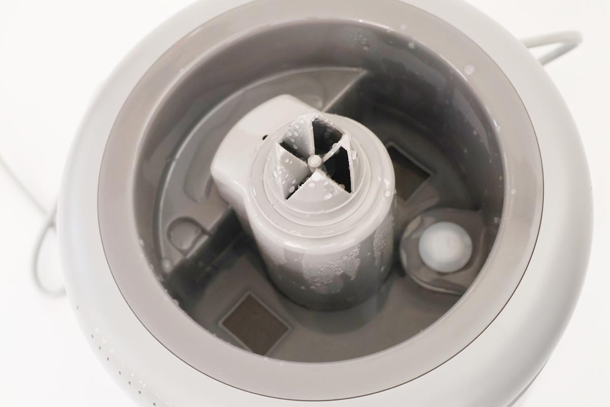 内蔵ヒーターで水槽内の水を約70℃で加熱し、雑菌を抑制