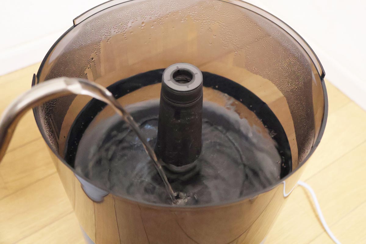 給水は、タンク蓋の両側を持って外し、やかんなどで水道水を注ぐ仕様。タンクは口が広く、水は注ぎやすい