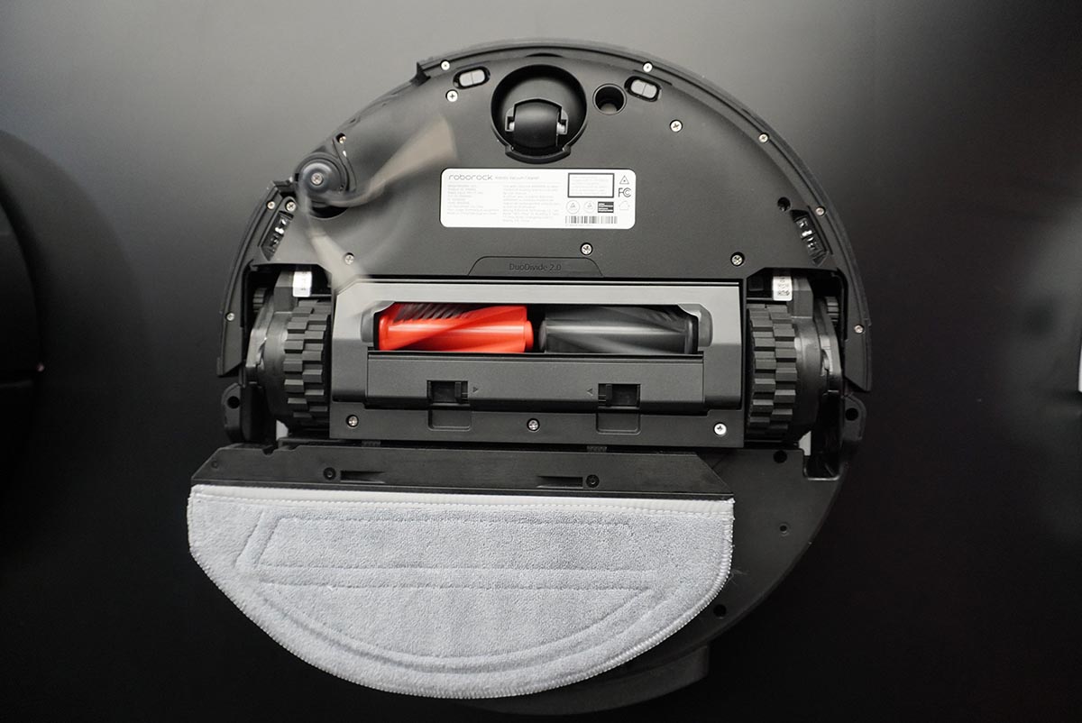 部屋の隅を拭く時にはモップ部分がシフトします