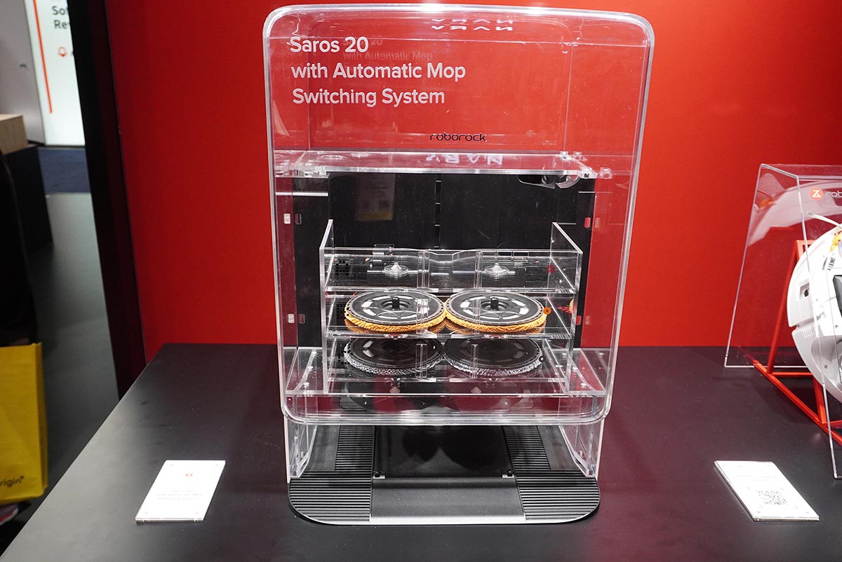 モップの自動交換機能も備える多機能充電ドック「RockDock」。モップを最高100℃のお湯で洗浄します