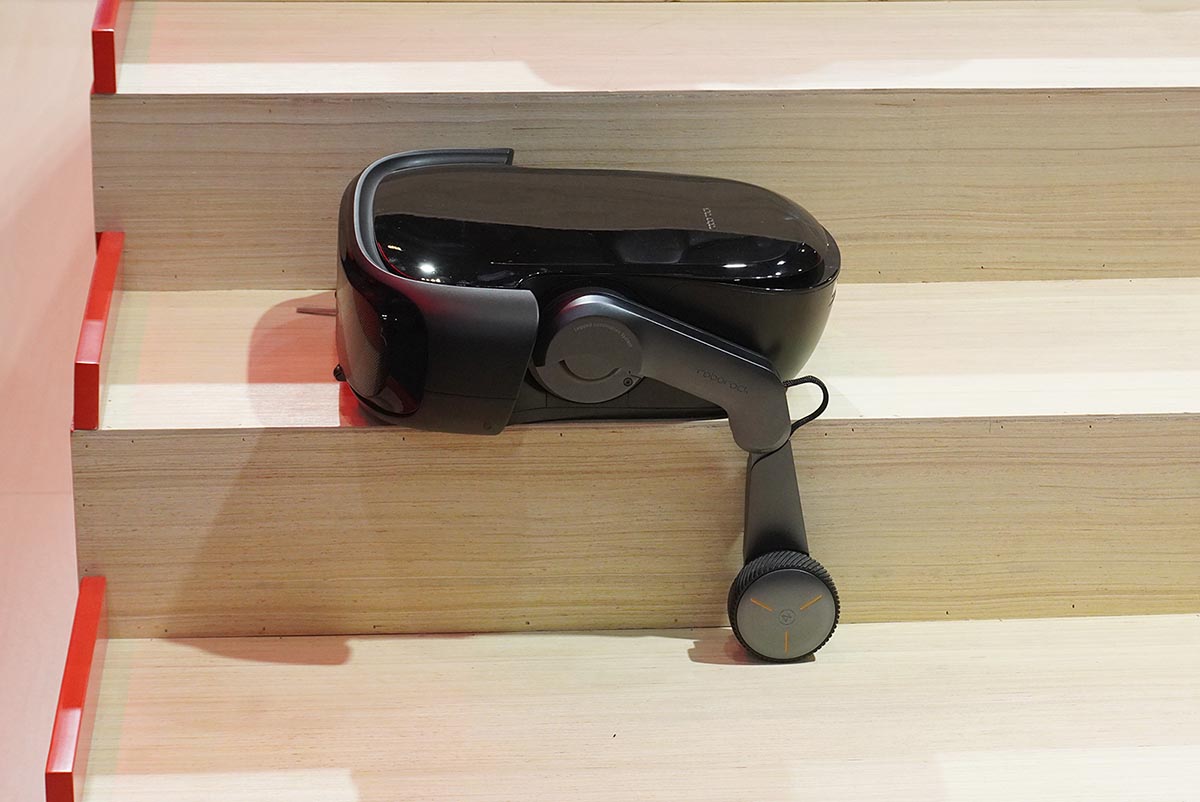 片方の脚を下の段に接地させて移動します