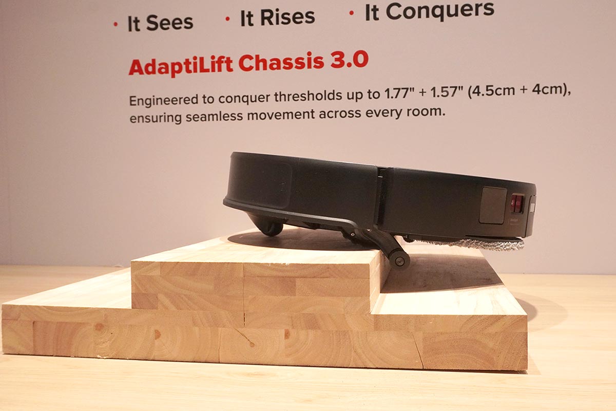 底面の昇降アームが伸びて本体を支えます