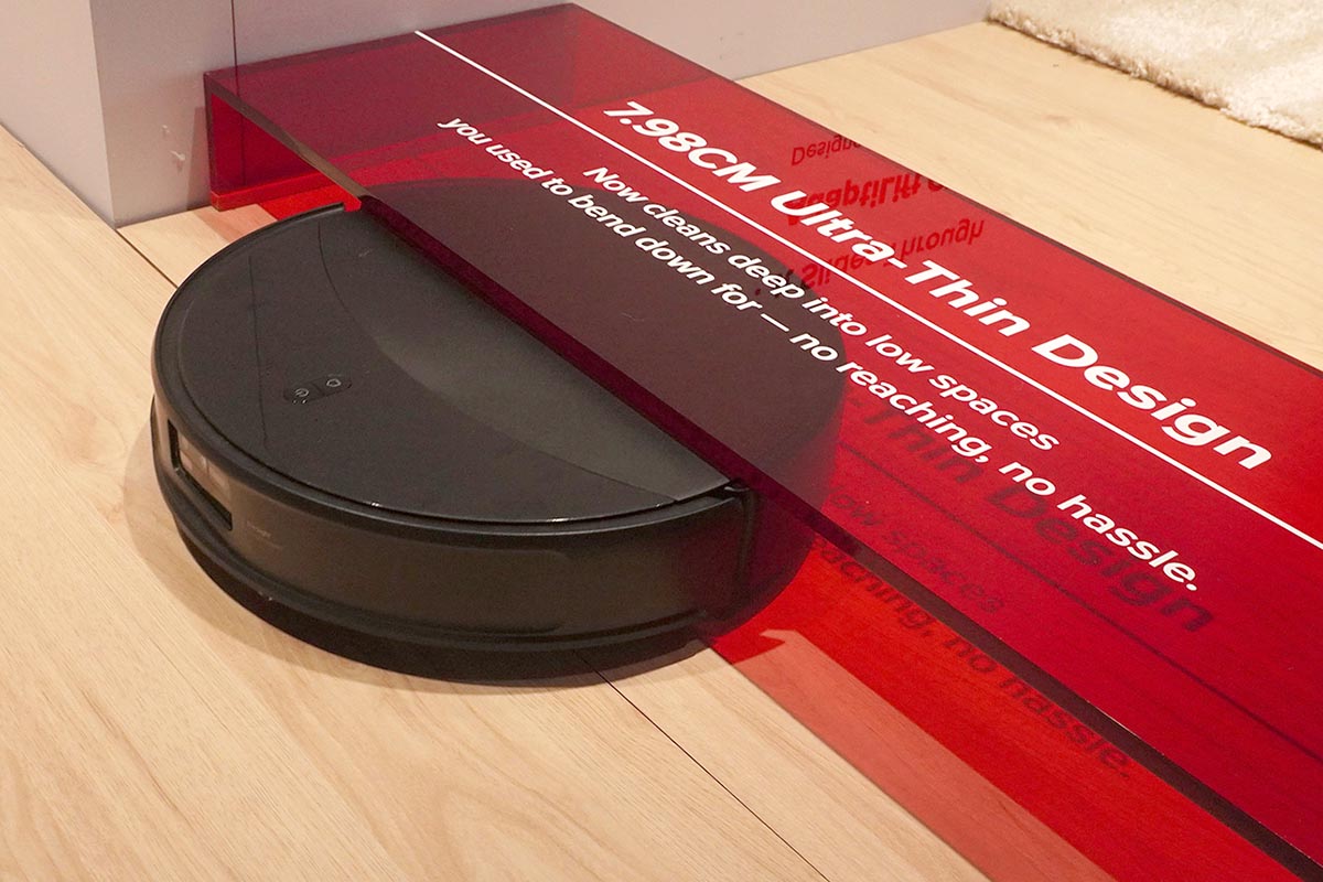 本体の高さは約8cm。家具の下もスムーズに掃除できます