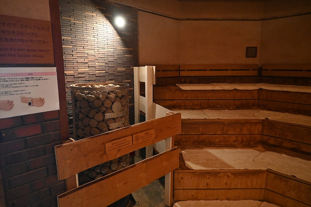 サウナの中にも説明書きが。大型温浴施設初の機能ということもあり、確認しやすいよう配慮されています