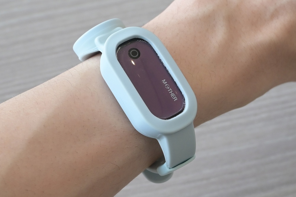 リストバンドは活動量計「MOTHER Bracelet」を活用し、医師監修のもとサウナ向けのアラート機能を実装しています