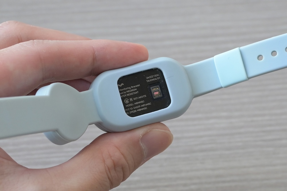 裏面にあるセンサーを、皮膚に密着させるようにして装着します