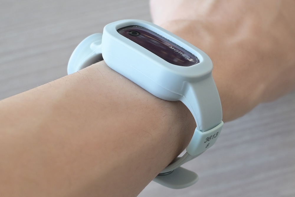 腕時計は隙間が空いてしまいますが、このリストバンドはぴったりフィットさせることができました