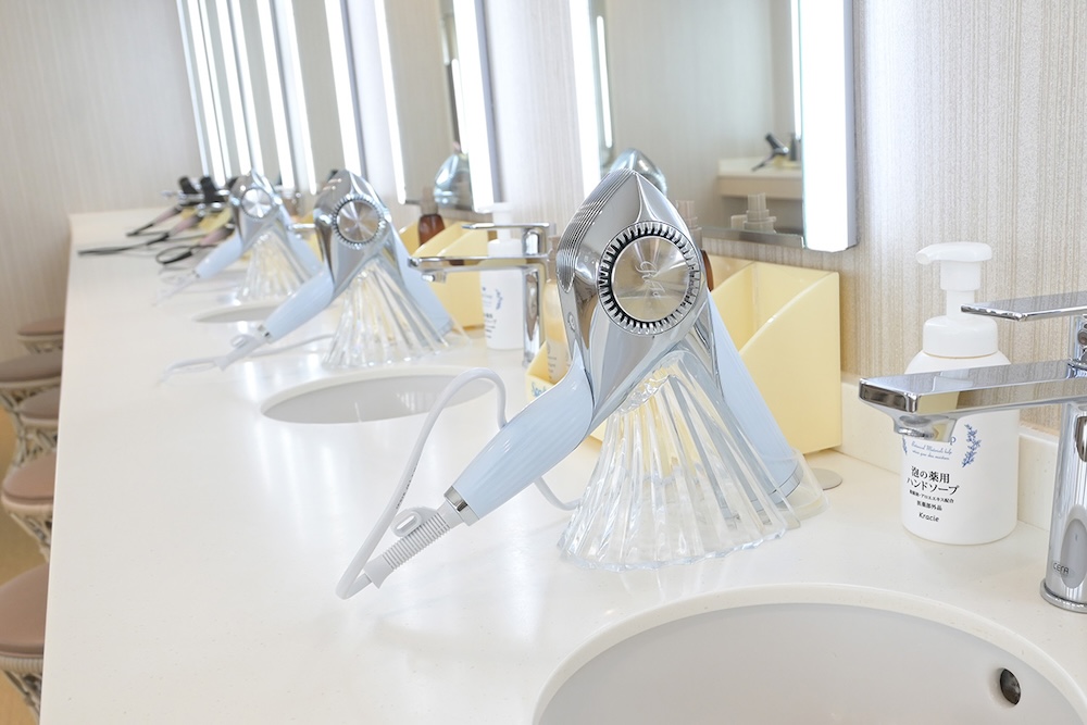 女性パウダールームでは人気ブランドのヘアドライヤーを6種類から選べるようになっています