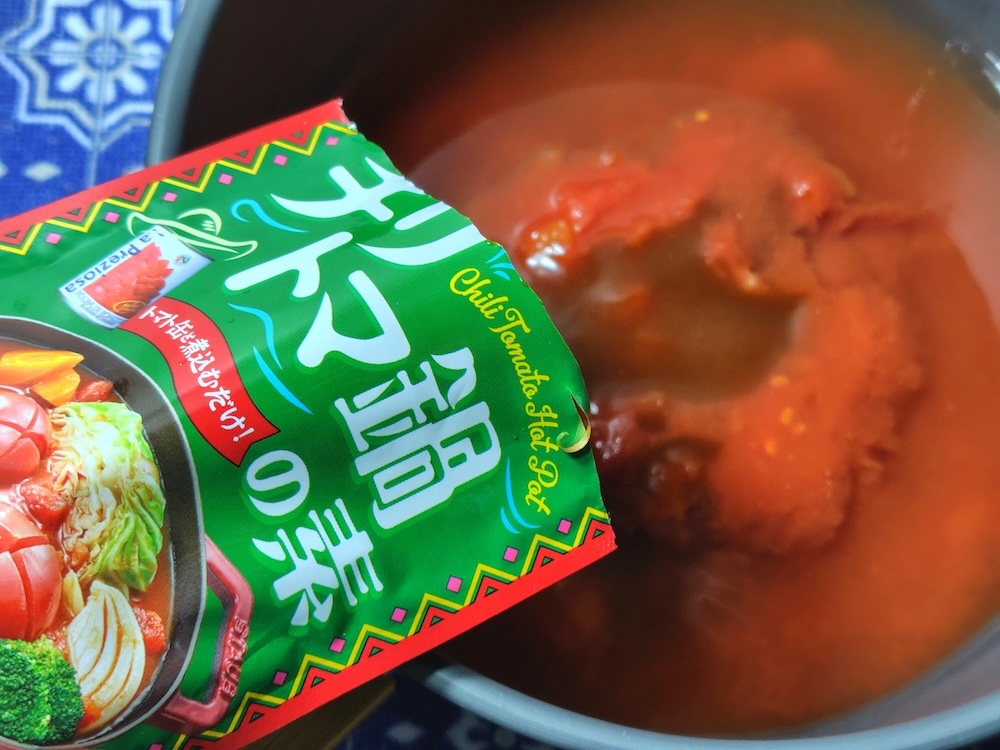 鍋に水、トマト缶、本品を入れる