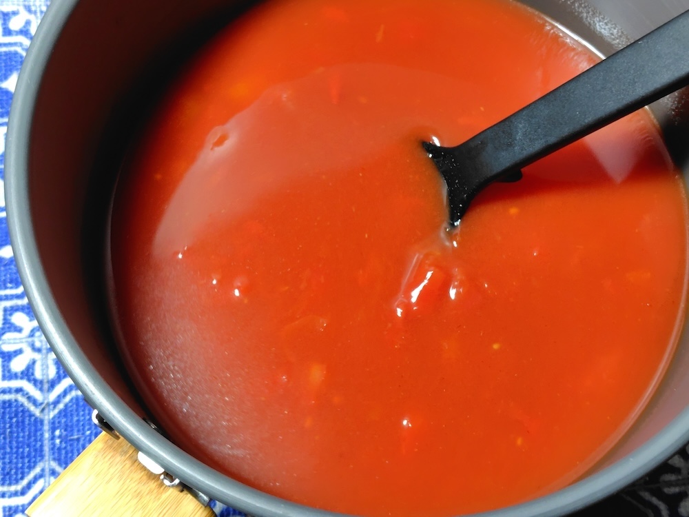 水、トマト缶、本品をよく混ぜ合わせる