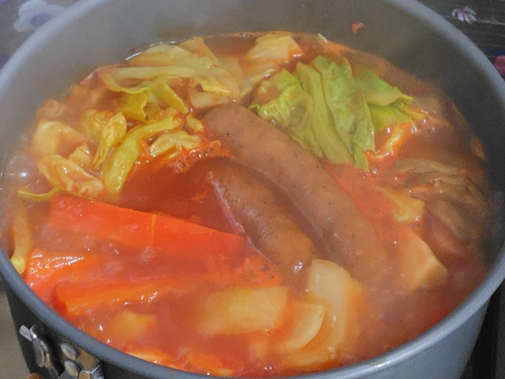 具材を入れて煮込む