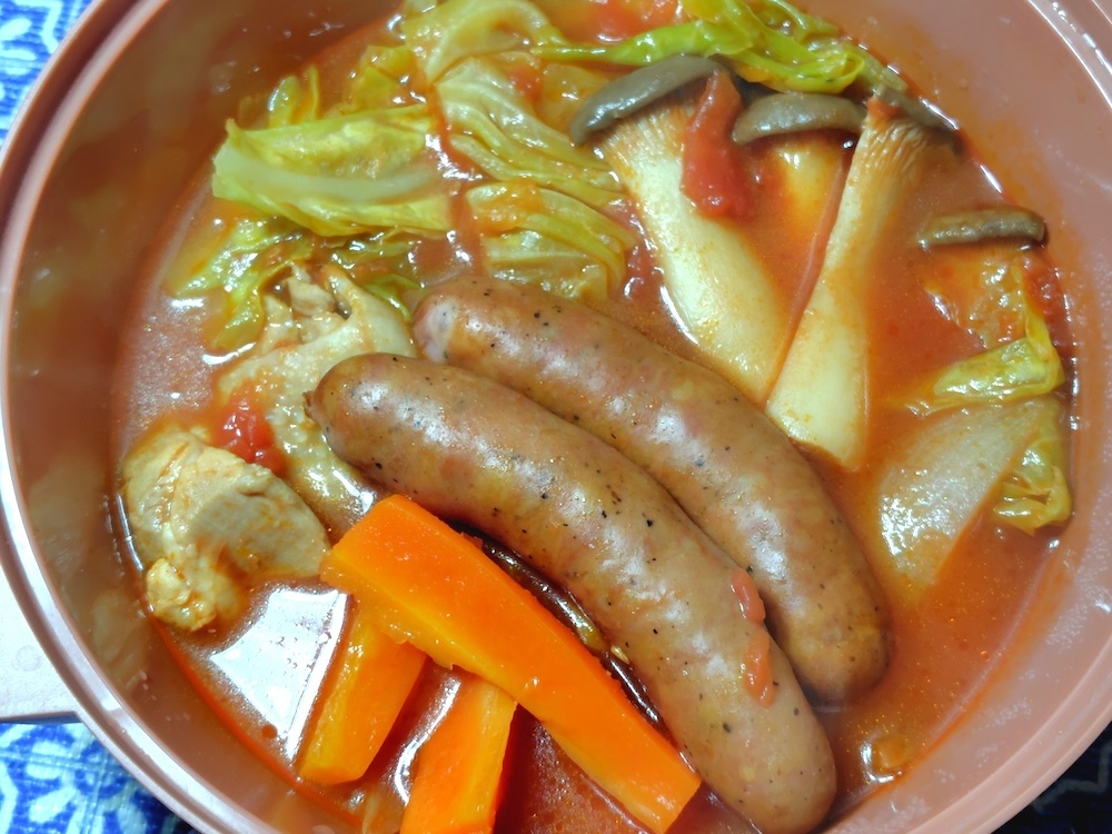 刺激的な辛さのエスニック風トマト鍋